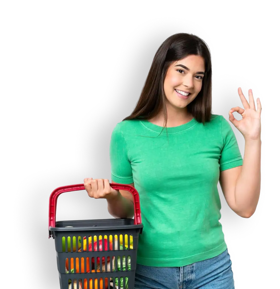 Clienta de minisúper con una cesta de la compra haciendo el gesto de OK
